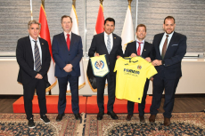 El Ministro de Juventud y Deporte se reúne con el embajador de España y representantes del Villarreal CF para explorar vías de cooperación conjunta