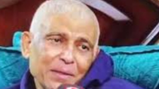 وزير الشباب خلال زيارته للكابتن صابر عيد في مستشفى معهد ناصر للأورام ويؤكد دعم الدولة لأبنائها الرياضيين