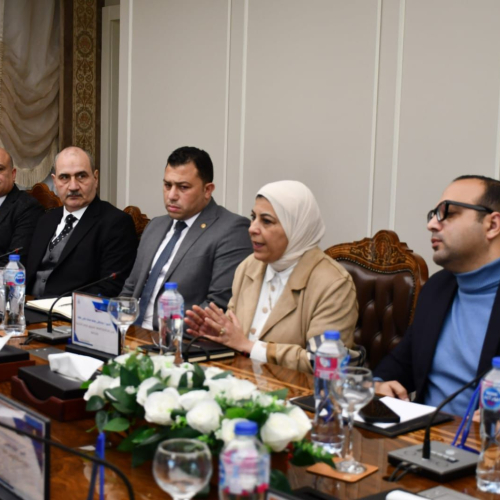 El Ministro de Juventud y Deportes se reúne con un grupo de inversores para abrir nuevas vías de cooperación y discutir los proyectos "Business Ya Shabab" y "Sports Expo"