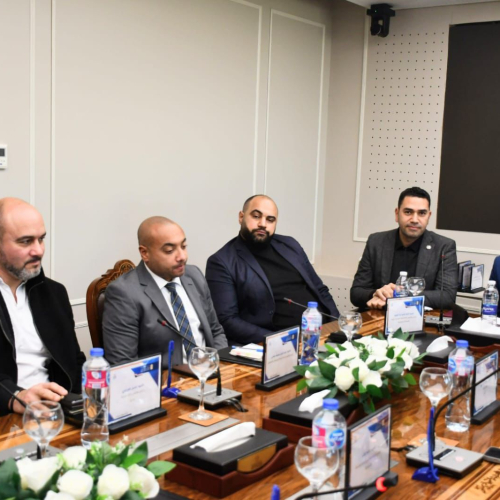 El Ministro de Juventud y Deportes se reúne con un grupo de inversores para abrir nuevas vías de cooperación y discutir los proyectos "Business Ya Shabab" y "Sports Expo"