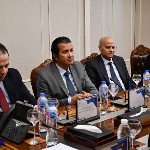 El Ministro de Juventud y Deportes, Dr. Ashraf Sobhi, sostuvo una reunión amplia con el Sr. "Jifen Fon", vicepresidente del consejo de administración de la empresa china "Dafon",