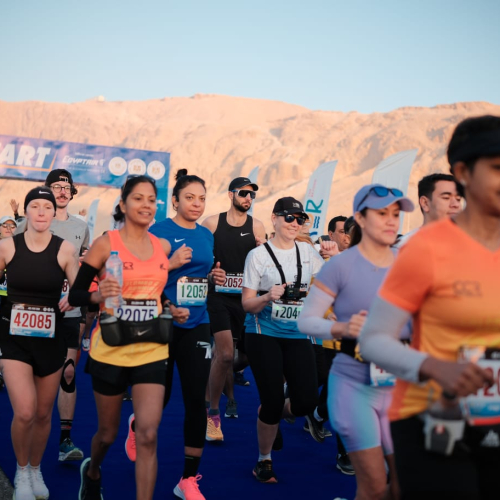 Lanzamiento del Maratón Internacional de Egipto, el maratón más antiguo de Egipto, desde el Templo de Hatshepsut en Luxor