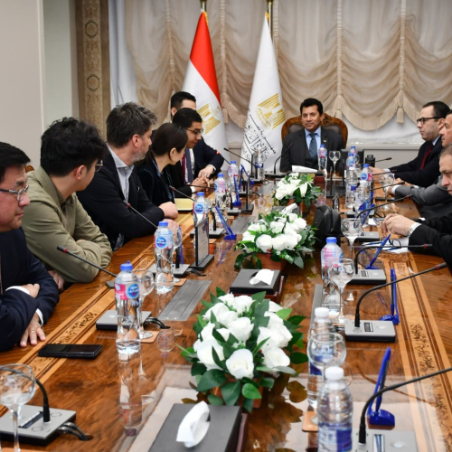 El Ministro de Juventud y Deportes, Dr. Ashraf Sobhi, sostuvo una reunión amplia con el Sr. "Jifen Fon", vicepresidente del consejo de administración de la empresa china "Dafon",