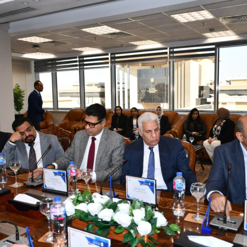 El Ministro de Juventud y Deportes se reúne con un grupo de inversores para abrir nuevas vías de cooperación y discutir los proyectos "Business Ya Shabab" y "Sports Expo"