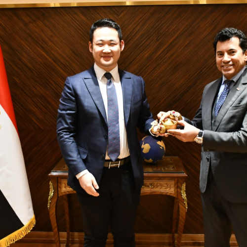 El Ministro de Juventud y Deportes, Dr. Ashraf Sobhi, sostuvo una reunión amplia con el Sr. "Jifen Fon", vicepresidente del consejo de administración de la empresa china "Dafon",