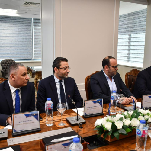 El Ministro de Juventud y Deportes se reúne con un grupo de inversores para abrir nuevas vías de cooperación y discutir los proyectos "Business Ya Shabab" y "Sports Expo"