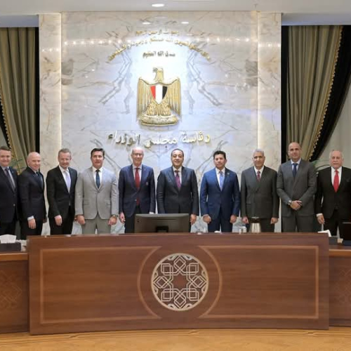 رئيس الوزراء يجتمع مع رئيس الاتحاد الدولي للرياضة الجامعية والوفد المرافق له
