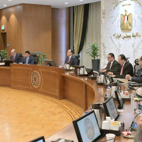 رئيس الوزراء يجتمع مع رئيس الاتحاد الدولي للرياضة الجامعية والوفد المرافق له