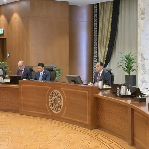 رئيس الوزراء يجتمع مع رئيس الاتحاد الدولي للرياضة الجامعية والوفد المرافق له