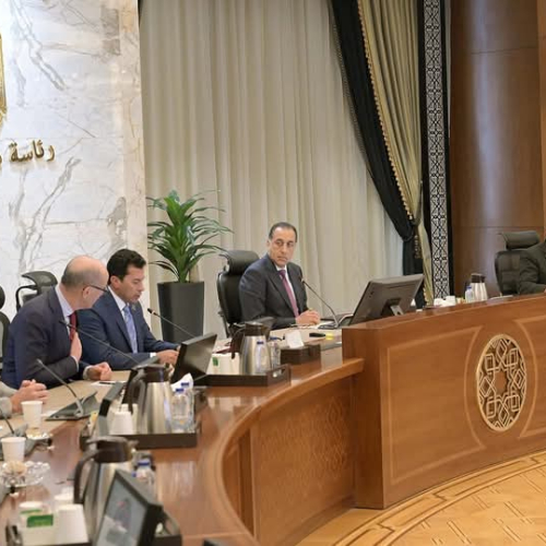 رئيس الوزراء يجتمع مع رئيس الاتحاد الدولي للرياضة الجامعية والوفد المرافق له