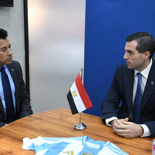 وزير الشباب والرياضة يجتمع  مع الاتحاد الأرجنتيني لكرة القدم (AFA)