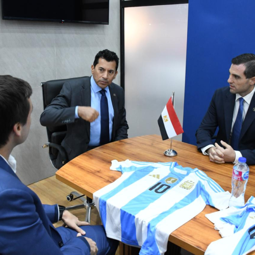 وزير الشباب والرياضة يجتمع  مع الاتحاد الأرجنتيني لكرة القدم (AFA)