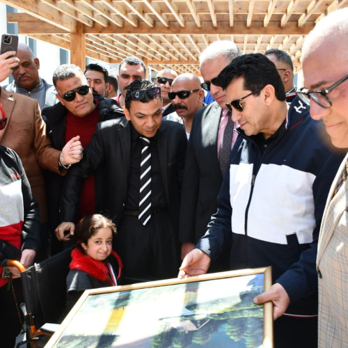 وزير الشباب ورئيس الهيئة العربية للتصنيع يفتتحان مركز شباب محمد صلاح