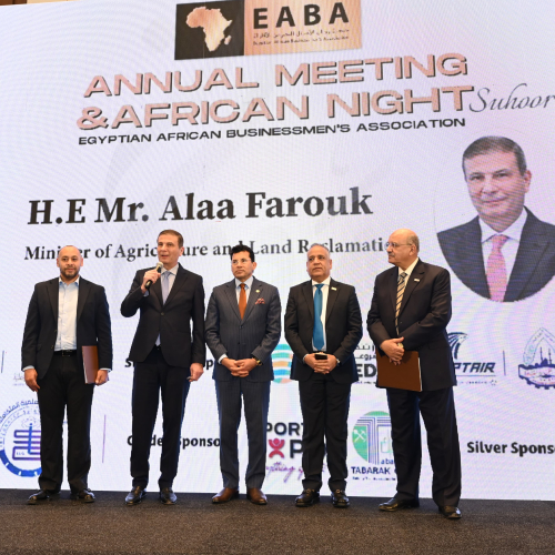 El Ministro de Juventud y Deportes asiste a la conferencia anual de la Asociación de Empresarios Egipcios-Africanos y a la Noche de Ramadán Africana