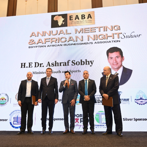 El Ministro de Juventud y Deportes asiste a la conferencia anual de la Asociación de Empresarios Egipcios-Africanos y a la Noche de Ramadán Africana
