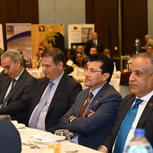 El Ministro de Juventud y Deportes asiste a la conferencia anual de la Asociación de Empresarios Egipcios-Africanos y a la Noche de Ramadán Africana
