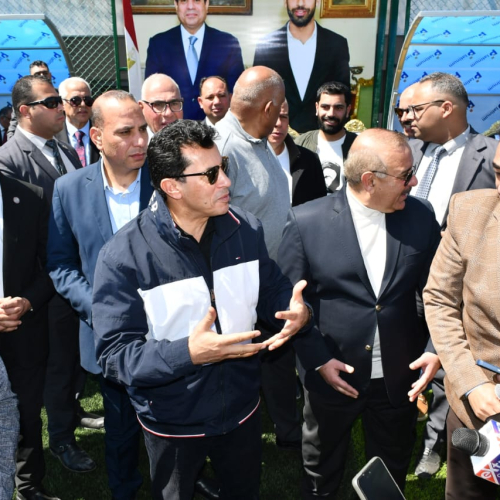 وزير الشباب ورئيس الهيئة العربية للتصنيع يفتتحان مركز شباب محمد صلاح