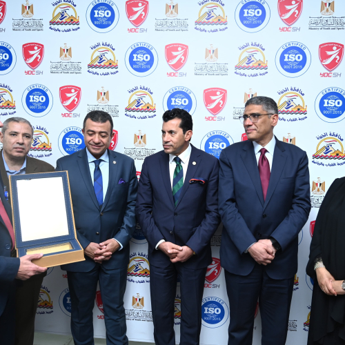 د أشرف صبحي يتسلم شهادة الأيزو لمركز التنمية الشبابية بالشيخ زايد