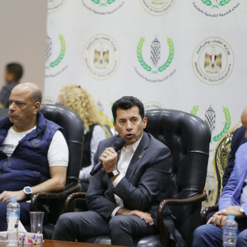 وزير الرياضة يكرم ابطال الدورات الرمضانية وحفظة القران بمركز التنمية الشبابية بالجزيرة
