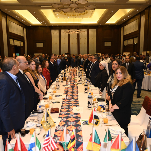 El Ministro de Juventud y Deportes asiste a la conferencia anual de la Asociación de Empresarios Egipcios-Africanos y a la Noche de Ramadán Africana