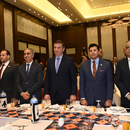 El Ministro de Juventud y Deportes asiste a la conferencia anual de la Asociación de Empresarios Egipcios-Africanos y a la Noche de Ramadán Africana
