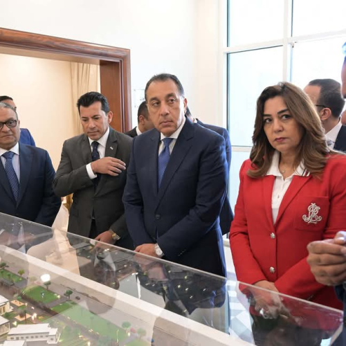رئيس الوزراء يتفقد "معسكر القرش" الدولي المطور للشباب