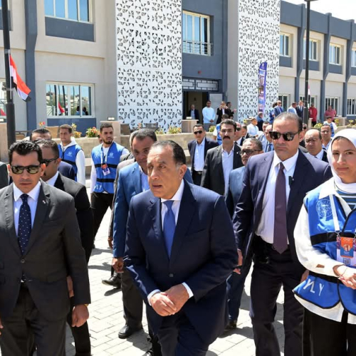 رئيس الوزراء يتفقد "معسكر القرش" الدولي المطور للشباب