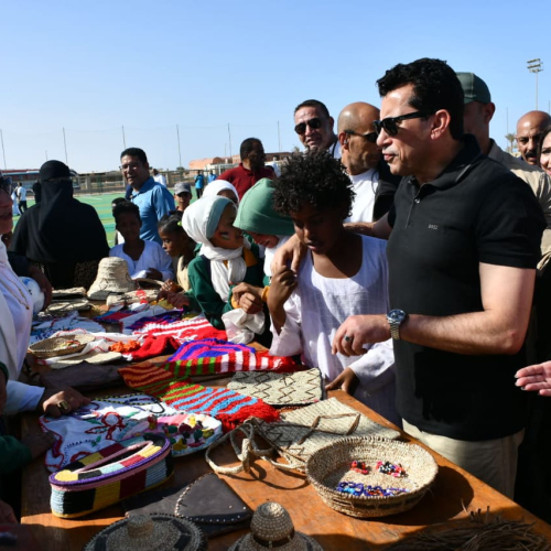 وزير الشباب والرياضة يفتتح أعمال تطوير الملعب الخماسي بمركز شباب شلاتين ويتفقد الأنشطة والفعاليات داخل المركز