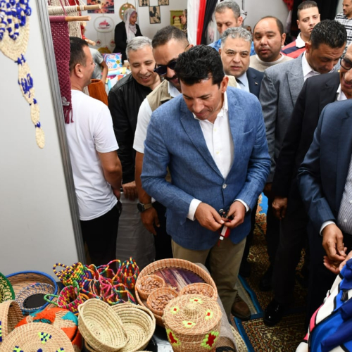 وزير الشباب ومحافظي شمال سيناء ومطروح يفتتحون معرض لمنتجات الشباب الحرفية والتراثية