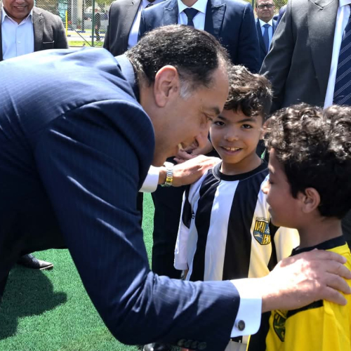 رئيس الوزراء يتفقد "معسكر القرش" الدولي المطور للشباب