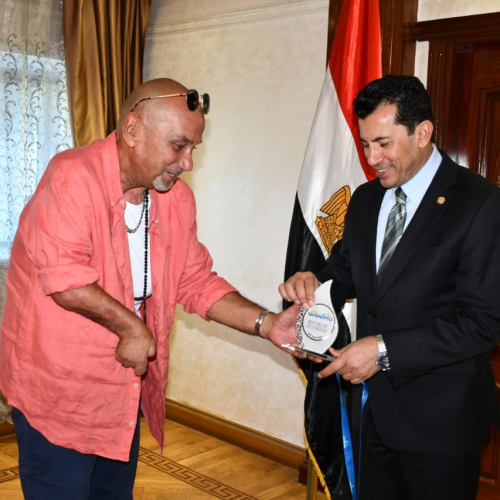 وزير الشباب والرياضة يستقبل البعثة المصرية ويكرمها بعد التتويج بالمركز الأول في سباق "كابري - نابولي" العالمي للسباحة بإيطاليا