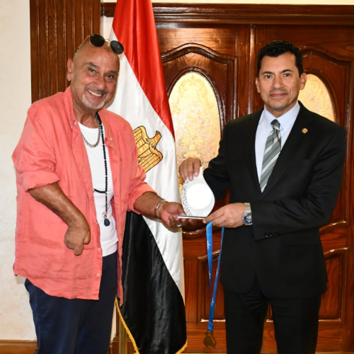 وزير الشباب والرياضة يستقبل البعثة المصرية ويكرمها بعد التتويج بالمركز الأول في سباق "كابري - نابولي" العالمي للسباحة بإيطاليا