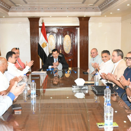 وزير الشباب والرياضة يستقبل البعثة المصرية ويكرمها بعد التتويج بالمركز الأول في سباق "كابري - نابولي" العالمي للسباحة بإيطاليا