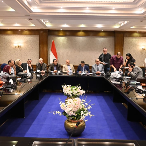 إقبال كثيف علي المزايدة الخاصة بحق الاستغلال الإعلاني للمساحات الإعلانية بمركز التنمية الشبابية الجزيرة "١"