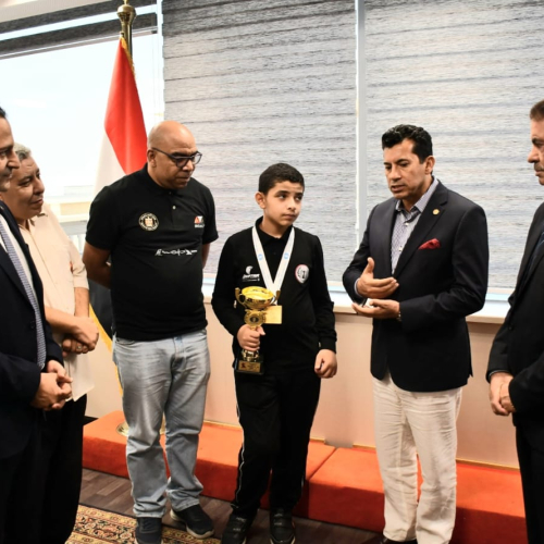 وزير الشباب والرياضة يستقبل بطل العالم في الشطرنج عبدالرحمن سامح بمقر الوزارة بالعاصمة الإدارية