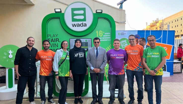 وزير الرياضة يزور جناح المنظمة المصرية لمكافحة المنشطات خلال بطولة إفريقيا للسباحة للناشئين