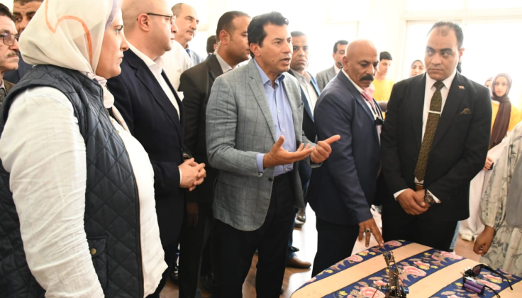 وزير الشباب ومحافظ بني سويف يتفقدون الأنشطة والمشروعات داخل مركز التنمية الشبابية
