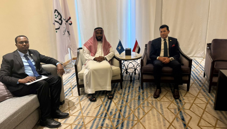 وزير الشباب والرياضة يلتقي نظيره الصومالي لبحث سبل التعاون المشترك
