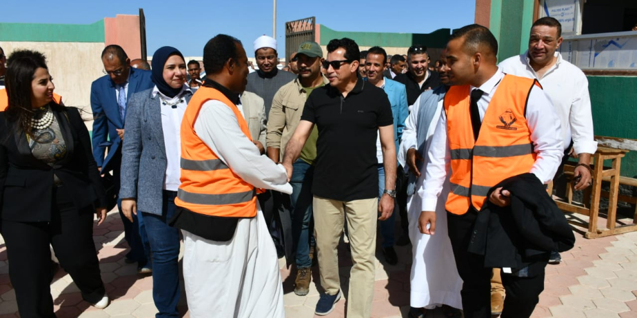 وزير الشباب والرياضة يتفقد تنفيذ فعاليات القوافل التعليمية والتنويرية بمدرسة سعد أبو ريده بشلاتين