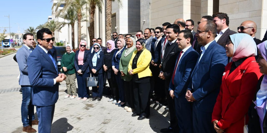 صبحى يستقبل ممثلي "اتحاد بشبابها" قبيل زيارتهم لمركز معلومات مجلس الوزراء