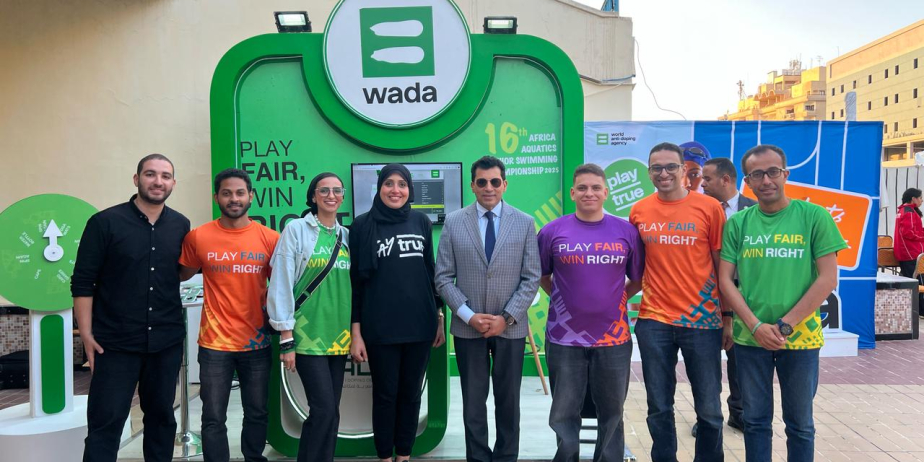 وزير الرياضة يزور جناح المنظمة المصرية لمكافحة المنشطات خلال بطولة إفريقيا للسباحة للناشئين