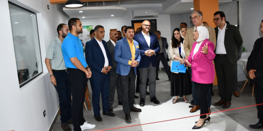 وزير الشباب والرياضة ومحافظ القليوبية يفتتحان معمل الابتكار بمركز شباب المنشية
