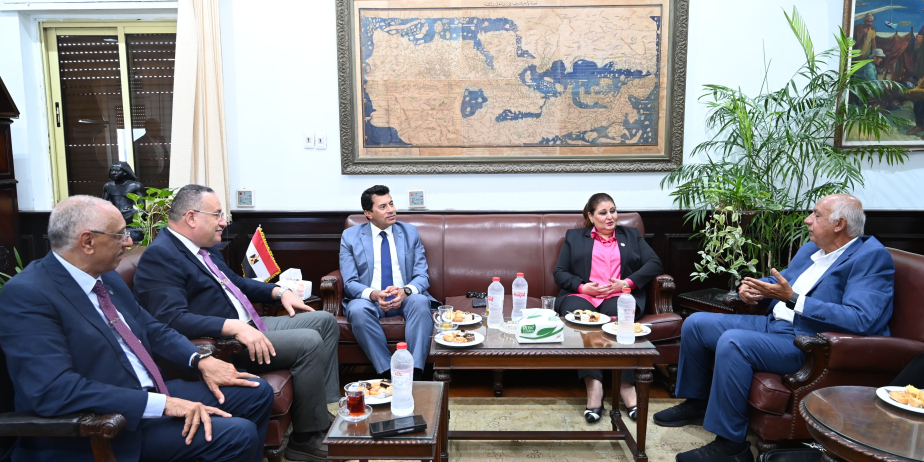 وزير الشباب يجتمع مع قيادات جامعة الإسكندرية والمؤسسة العلمية للقلب والشرايين لبحث التعاون في الطب الرياضي