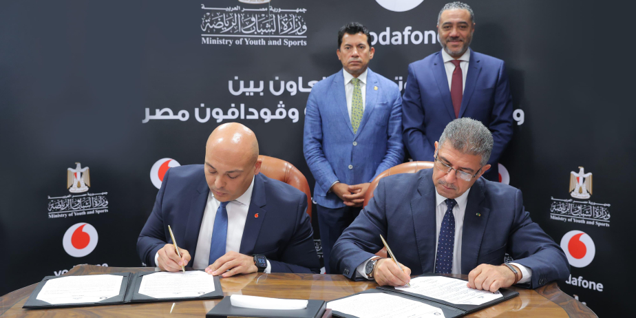 وزير الشباب والرياضة يشهد توقيع بروتوكول تعاون مع ڤودافون مصر