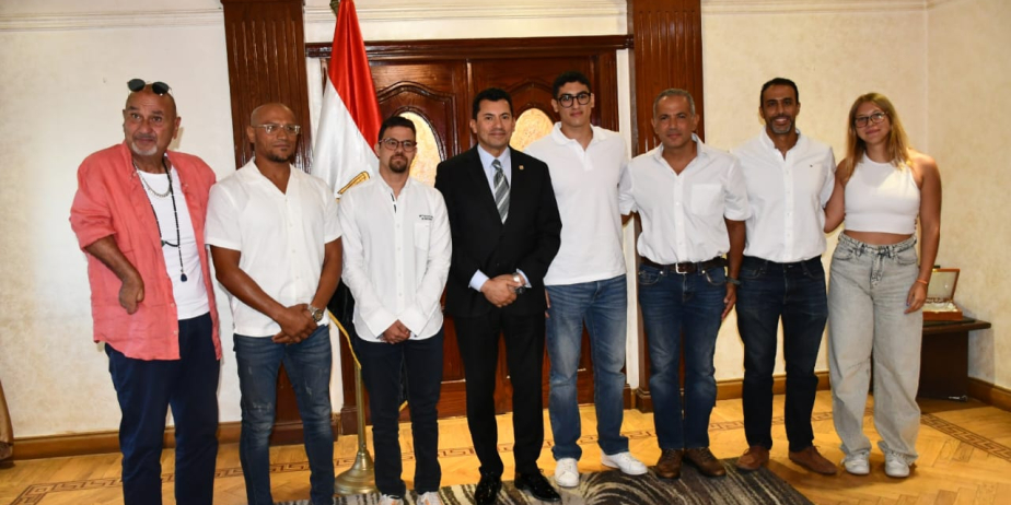 وزير الشباب والرياضة يستقبل البعثة المصرية ويكرمها بعد التتويج بالمركز الأول في سباق "كابري - نابولي" العالمي للسباحة بإيطاليا