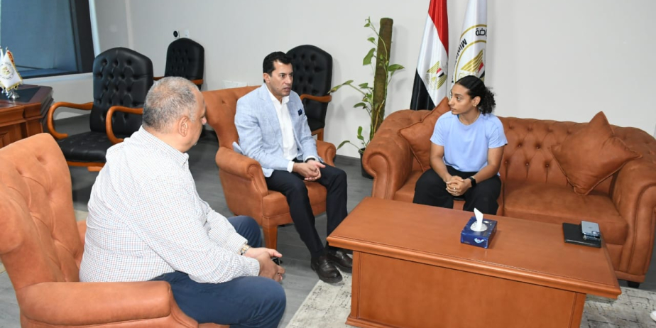 وزير الرياضة يلتقي لاعبة الإسكواش كنزي أيمن لتذليل العقبات الدراسية ودعم مسيرتها الرياضية