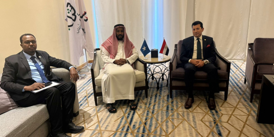وزير الشباب والرياضة يلتقي نظيره الصومالي لبحث سبل التعاون المشترك
