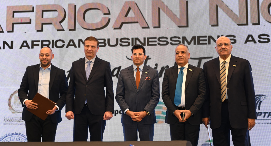 El Ministro de Juventud y Deportes asiste a la conferencia anual de la Asociación de Empresarios Egipcios-Africanos y a la Noche de Ramadán Africana