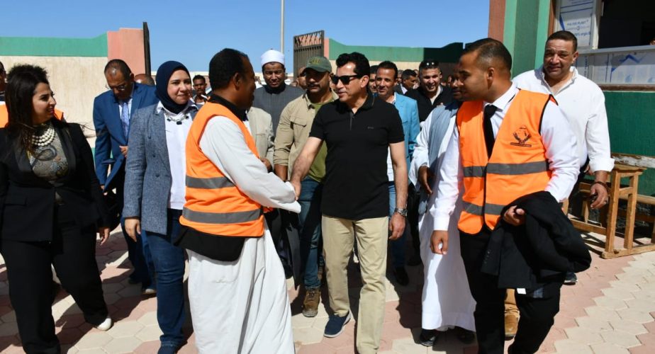 وزير الشباب والرياضة يتفقد تنفيذ فعاليات القوافل التعليمية والتنويرية بمدرسة سعد أبو ريده بشلاتين