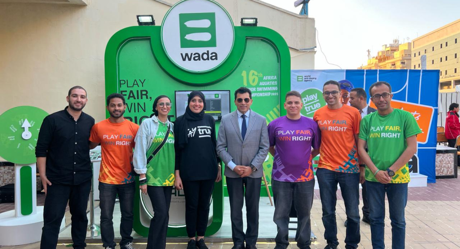 وزير الرياضة يزور جناح المنظمة المصرية لمكافحة المنشطات خلال بطولة إفريقيا للسباحة للناشئين